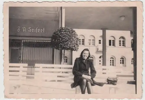 (F13707) Orig. Foto junge Frau sitzt auf Bank in Stadt, Geschäft F.A. Seifert 19