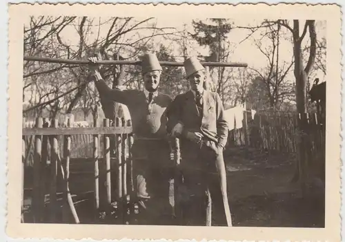 (F13702) Orig. Foto Männer mit Pflanztöpfen auf dem Kopf im Garten 1943