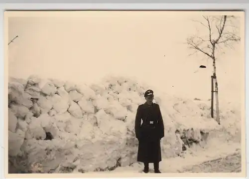(F13700) Orig. Foto Spaziergang im Winter 1943, dt. Soldat steht vor großem Schn