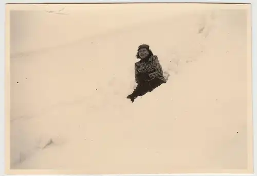 (F13698) Orig. Foto Spaziergang im Winter 1943, Frau sitzt im Schnee