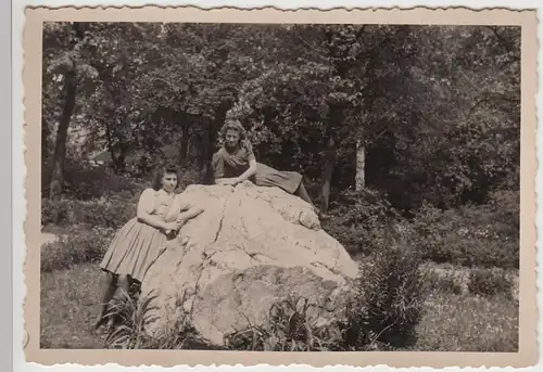 (F13697) Orig. Foto junge Frauen an / auf einem Felsstein 1943