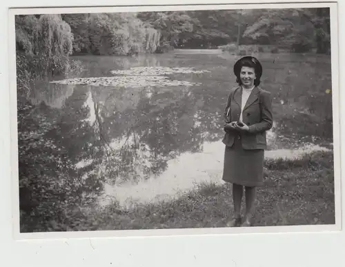 (F13692) Orig. Foto junge Frau an einem Teich 1943