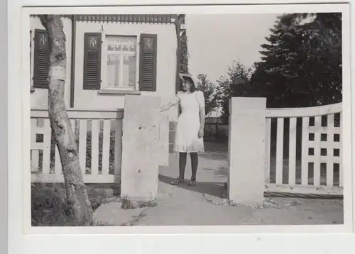 (F13691) Orig. Foto junge Frau vor dem Hauseingang 1943