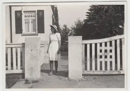 (F13690) Orig. Foto junge Frau vor dem Hauseingang 1943