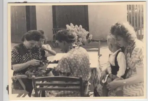 (F13689) Orig. Foto Frauen sitzen im Hof 1943