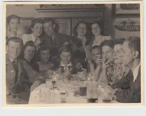(F13688) Orig. Foto Personen am Tisch, Feier 1943