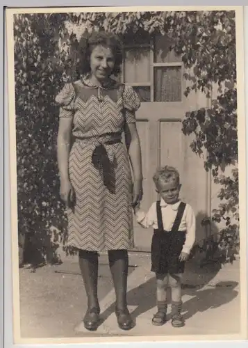 (F13687) Orig. Foto Frau mit kleinem Junge vor dem Haus 1943