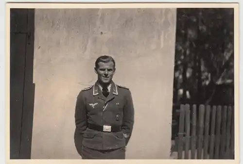 (F13685) Orig. Foto Hochzeit am 15.5.1943, deutscher Soldat an Hauswand