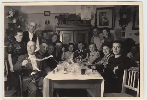 (F13683) Orig. Foto Hochzeit deutscher Soldat 15.5.1943, Gruppenbild am Tisch