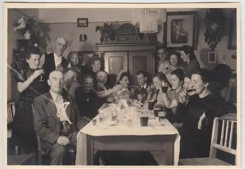 (F13682) Orig. Foto Hochzeit deutscher Soldat 15.5.1943, Gruppenbild am Tisch