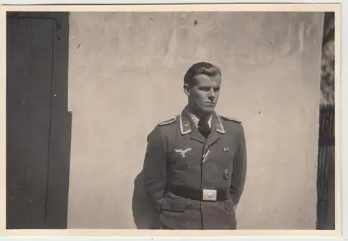 (F13678) Orig. Foto Hochzeit am 15.5.1943, deutscher Soldat an Hauswand