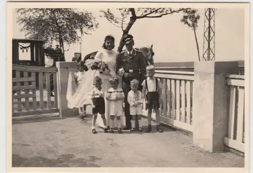 (F13677) Orig. Foto Hochzeit deutscher Soldat 15.5.1943, Hochzeitspaar und Kinde