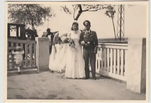 (F13676) Orig. Foto Hochzeit deutscher Soldat 15.5.1943, Hochzeitspaar steigen a