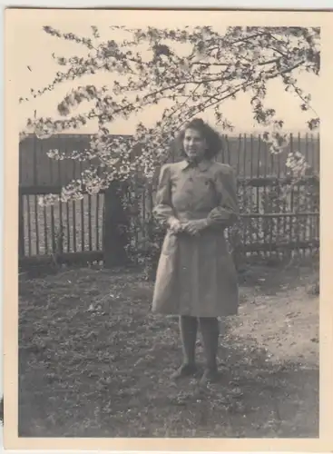 (F13668) Orig. Foto junge Frau im Garten unter Obstbaum 1943
