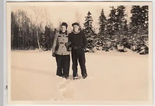 (F13661) Orig. Foto Winter 1942, Paar im Freien, Spaziergang