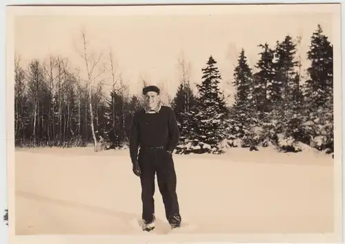 (F13660) Orig. Foto Winter 1942, Herr im Freien, Spaziergang