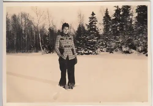 (F13659) Orig. Foto Winter 1942, Frau im Freien, Spaziergang