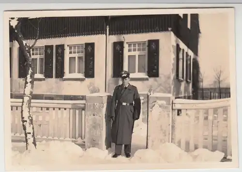 (F13658) Orig. Foto Winter 1942, deutscher Soldat steht vor Hauseingang