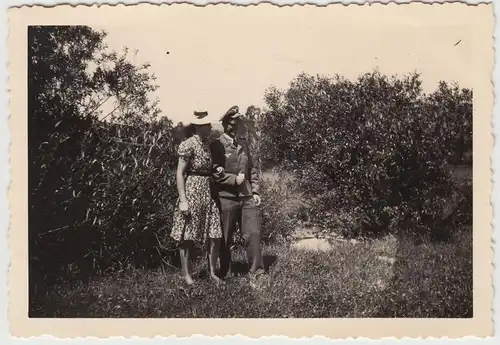 (F13654) Orig. Foto Paar spaziert, Urlaub in Franzensbad 1942