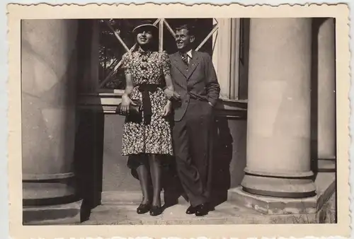 (F13653) Orig. Foto Paar zwischen den Säulen, Urlaub in Franzensbad 1942