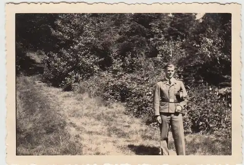 (F13652) Orig. Foto deutscher Soldat im Freien, Spaziergang 1942