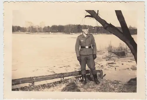(F13648) Orig. Foto Falkensee, deutscher Soldat am Ufer 1942