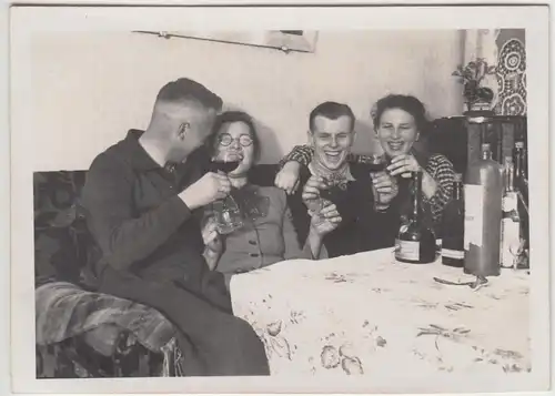 (F13643) Orig. Foto Verlobungs-Feier am 12.10.1941, Personen am Tisch