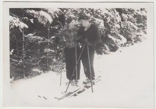 (F13639) Orig. Foto Paar mit Skiern im Winter 1940