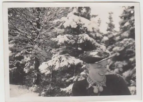 (F13638) Orig. Foto Spaziergang im Winter 1940, Herr mit Schnee auf Hut