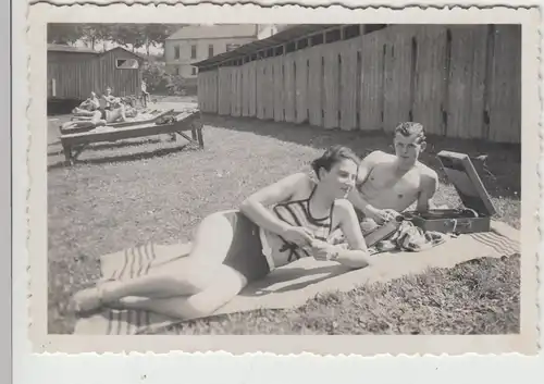 (F13631) Orig. Foto Paar mit Picknick-Koffer in einem Freibad, Waldbad 1940