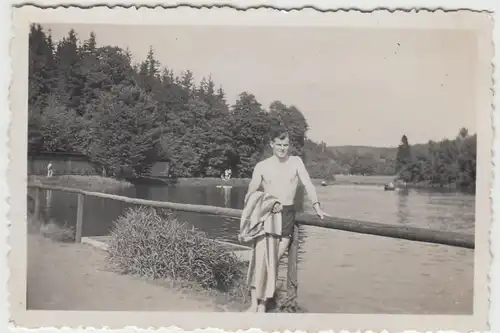 (F13630) Orig. Foto junger Herr in einem Freibad, Waldbad 1940