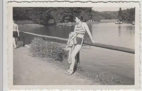 (F13629) Orig. Foto junge Frau in einem Freibad, Waldbad 1940