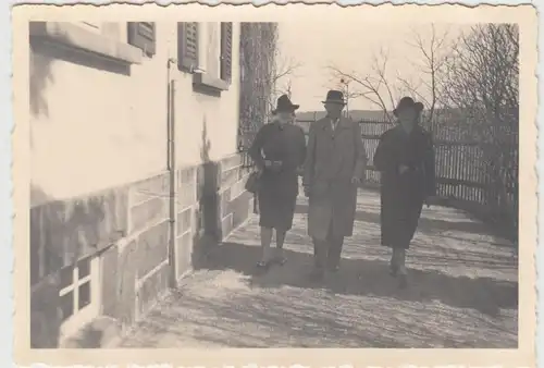 (F13622) Orig. Foto Ostern 1940, Personen am Haus