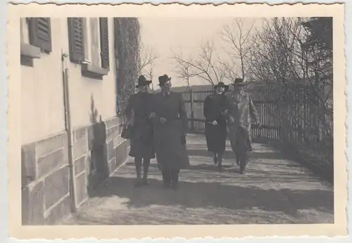 (F13621) Orig. Foto Ostern 1940, Paare am Haus