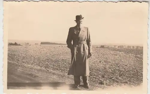 (F13618) Orig. Foto Ostern 1940, Herr im Freien, Spaziergang