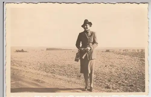 (F13617) Orig. Foto Ostern 1940, Frau im Freien, Spaziergang