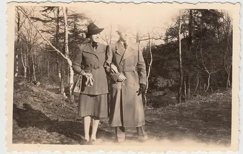 (F13615) Orig. Foto Ostern 1940, Paar im Freien, Spaziergang