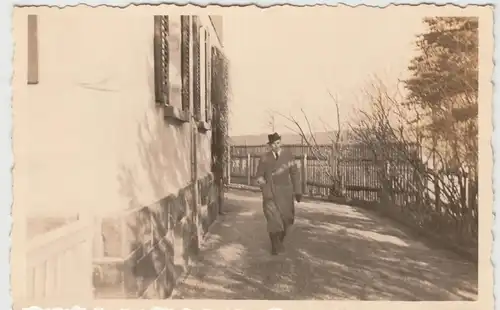 (F13614) Orig. Foto Ostern 1940, Herr spaziert am Haus entlang