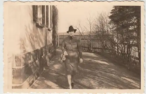 (F13613) Orig. Foto Ostern 1940, Frau spaziert am Haus entlang