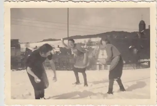 (F13611) Orig. Foto Winter 1939, Frauen machen eine Schneeballschlacht im Dorf