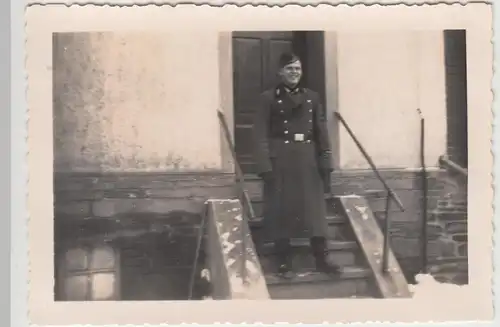 (F13607) Orig. Foto deutscher Soldat vor Hauseingang 1939