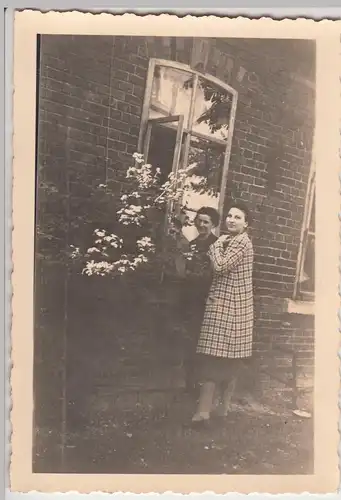 (F13603) Orig. Foto junge Frauen am Haus, geöffnetes Fenster 1939