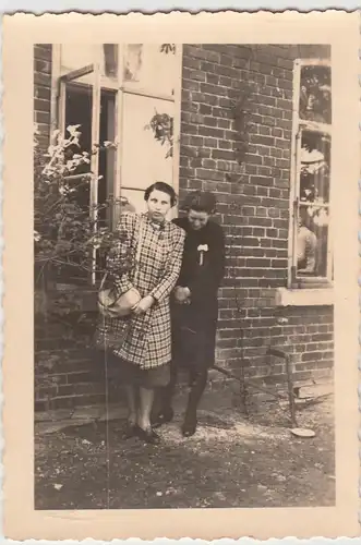 (F13600) Orig. Foto junge Frauen am Haus, geöffnetes Fenster 1939