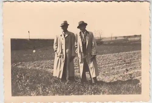 (F13598) Orig. Foto Wanderung, Spaziergang, Personen am Feldrand 1939