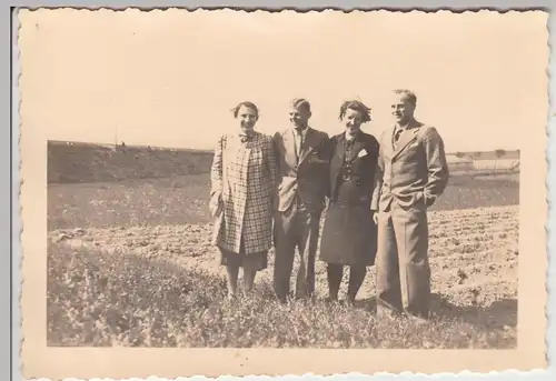 (F13597) Orig. Foto Wanderung, Spaziergang, Personen am Feldrand 1939