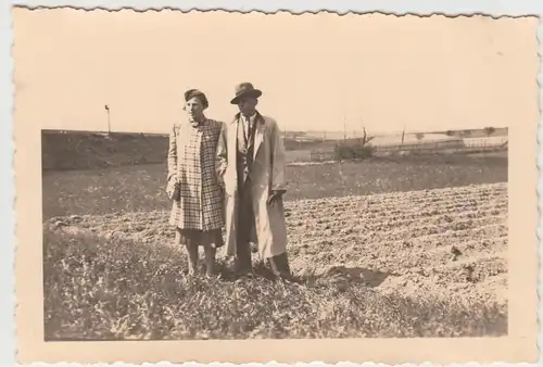 (F13596) Orig. Foto Wanderung, Spaziergang, Paar am Feldrand 1939