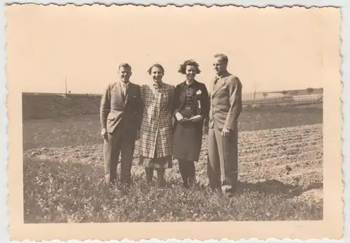 (F13594) Orig. Foto Wanderung, Spaziergang, Personen am Feldrand 1939