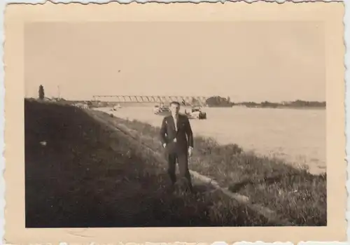 (F13580) Orig. Foto Wörth, junger Mann am Rhein, Brücke 1938