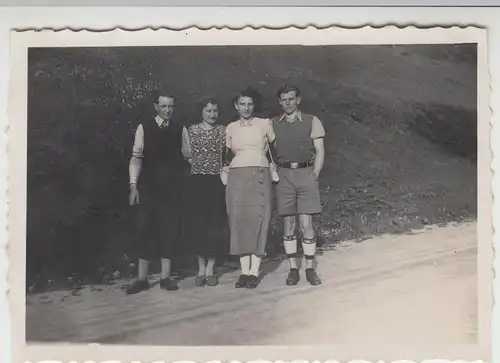 (F13562) Orig. Foto Gottesberg 1937, Wanderer am Wegesrand, Boguszów?