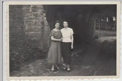 (F13561) Orig. Foto zwei junge Damen stehen vor einem kleinen Tunnel 1936